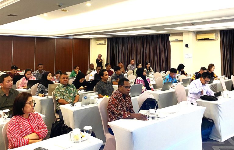 Pembekalan Materi Tenaga Kependidikan Program Pascasarjana - UNCEN di Meeting Room Cendana 1 Hotel Aston In Gideon, Batam