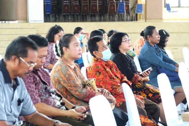 Audiens yang dihadiri oleh Dosen dan Alumni - Universitas Cenderawasih