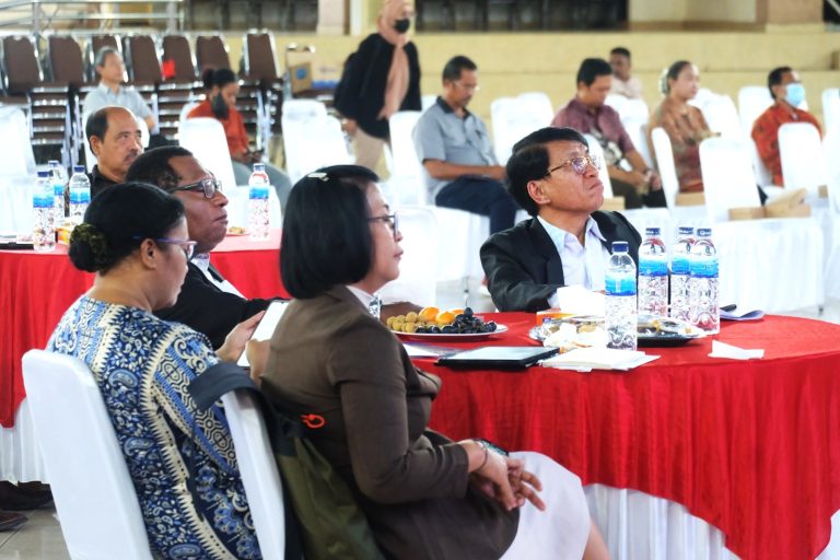 Audiens yang dihadiri oleh Dosen dan Alumni - Universitas Cenderawasih